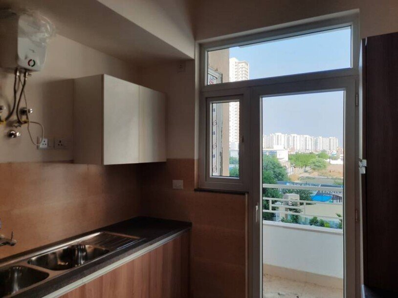 2bhk+study semifurnished  flat in puri emerald bay Dwarkaexprewway  sector 104 gurgaon-4